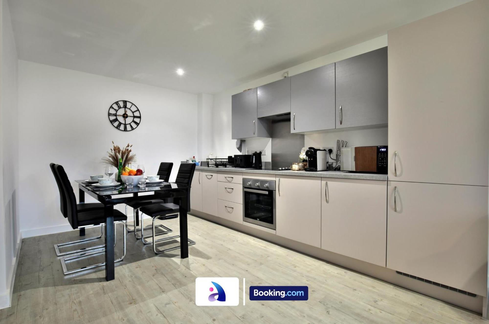 Modern 2 Bed, 2 Bath With Ensuite By Avalora Short Lets & Serviced Salford With Balcony, Near Tram Stop Salford Quays