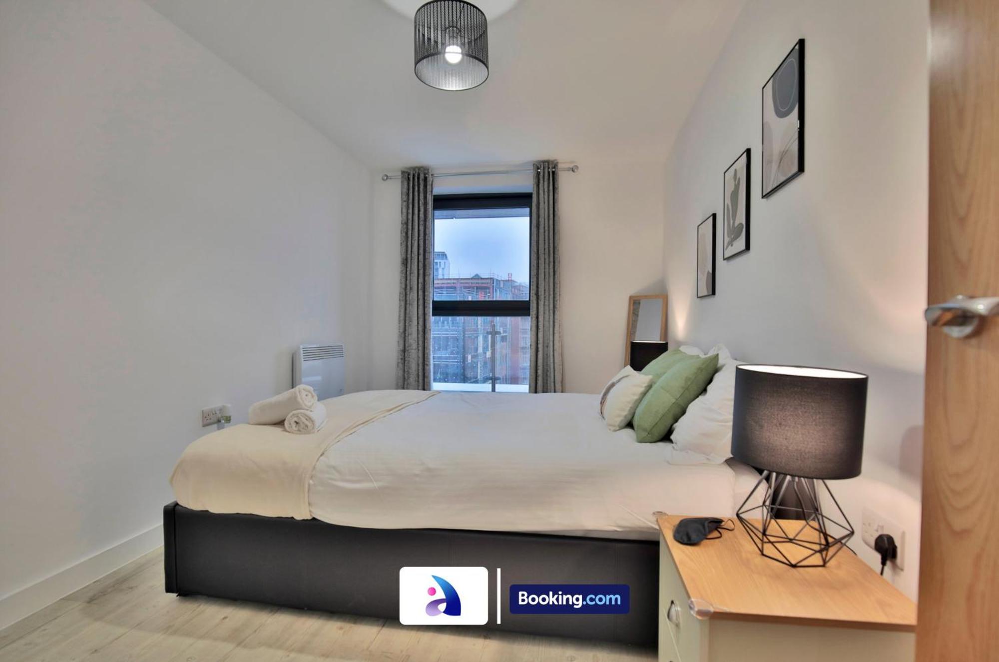 Modern 2 Bed, 2 Bath With Ensuite By Avalora Short Lets & Serviced Salford With Balcony, Near Tram Stop Salford Quays Apartment